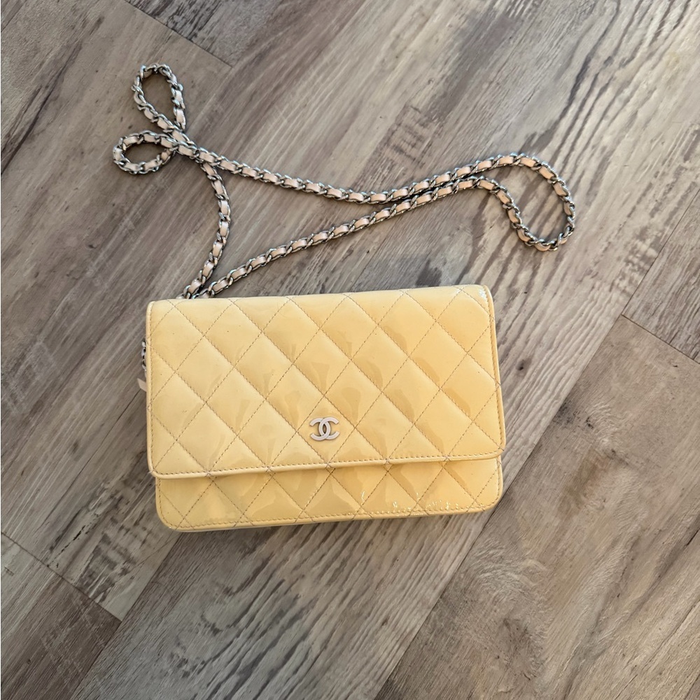 CHANEL Patent Leather WOC Crossbody Flap Bag Beige / Pink - Picture 2 of 16